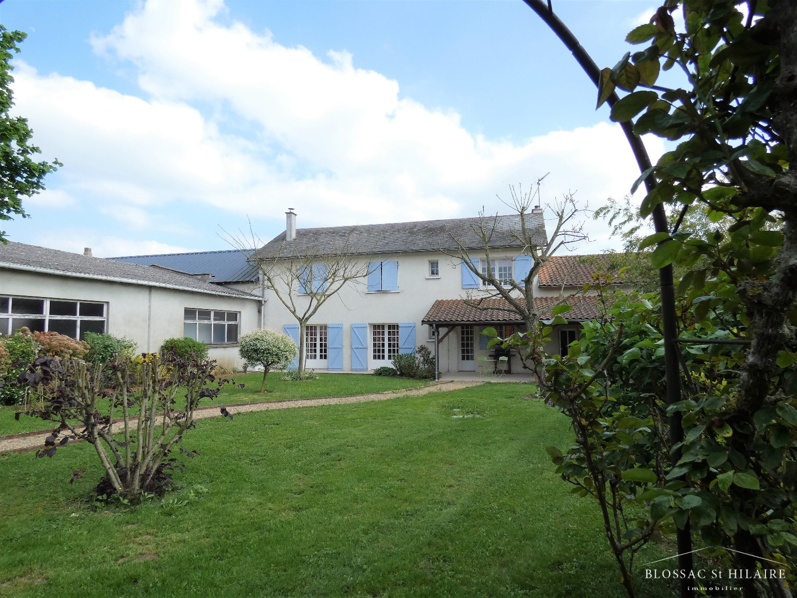 vente MAISON D HABITATION avec LOCAL ANNEXE à 10 KM de NEUVILLE DE POITOU
