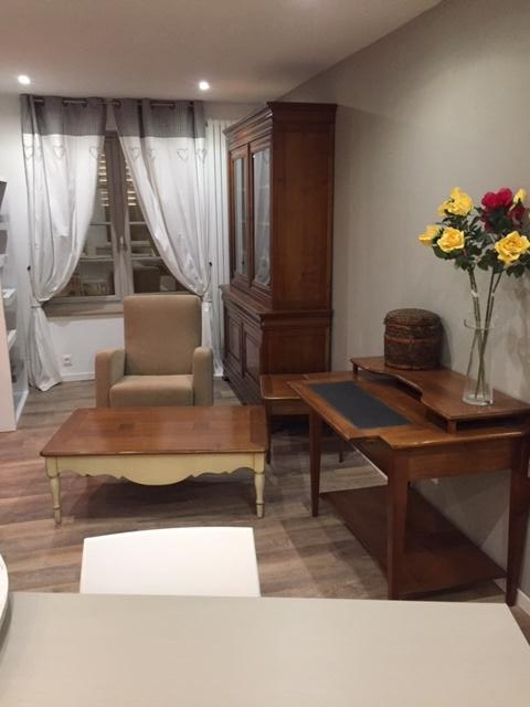 APPARTEMENT Rez de chaussée traversant avec terrasse